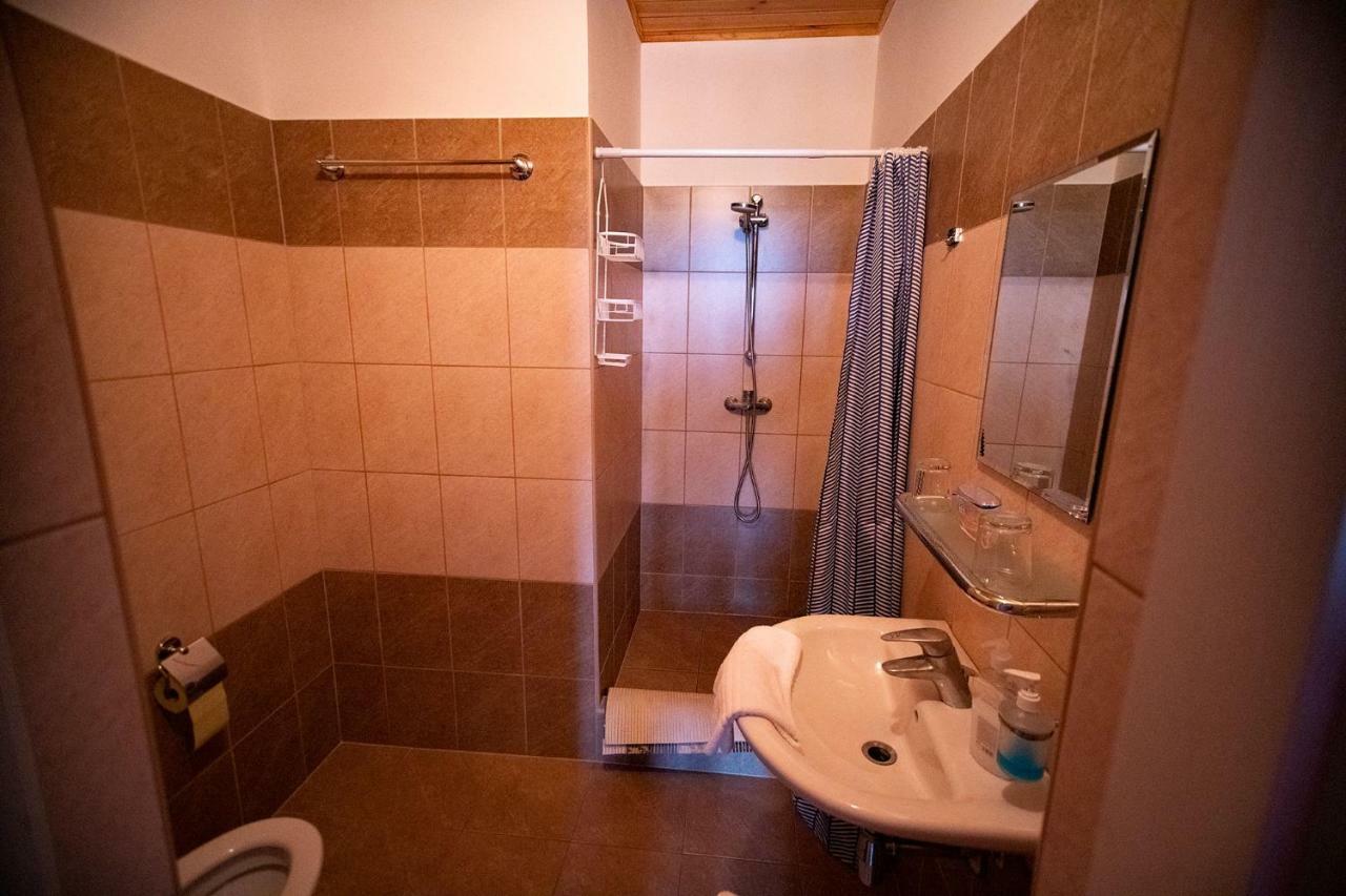 Kamaras Ring House Bed & Breakfast Mogyorod Exterior photo